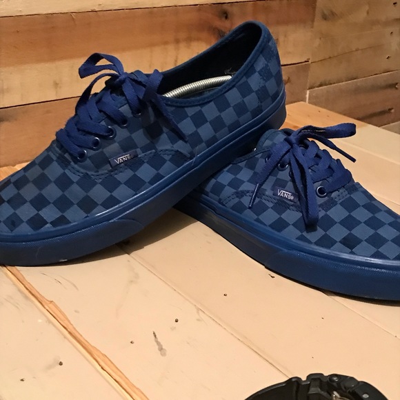 Selling a size 9.5 size blue checkered vans - Picture 3 of 3